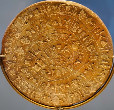 Minoan Artifacts Phaistos disc (Heraklion Archaeological Museum), Knossos (Bernard Gagnon - CC-BY-SA 3.0)